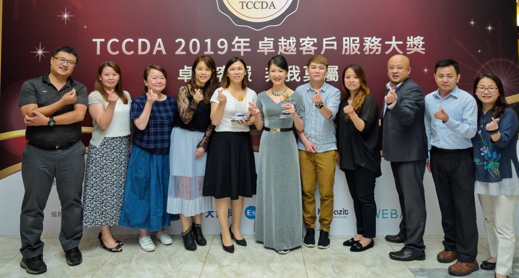 程曦資訊公司總經理賴媖美(中)與公司主館蒞臨頒獎會場
