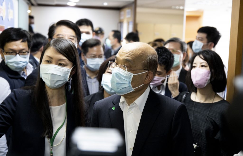 行政院長蘇貞昌視察1988紓困振興專線暨1955勞工紓困專線客服中心