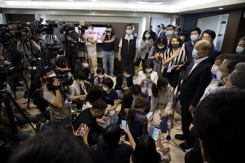 行政院長蘇貞昌視察1988紓困振興專線暨1955勞工紓困專線客服中心