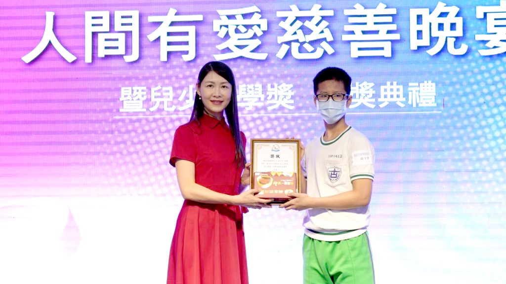 第五屆兒少圓夢大使—程曦資訊集團總經理賴媖美與獲奬學生合影。