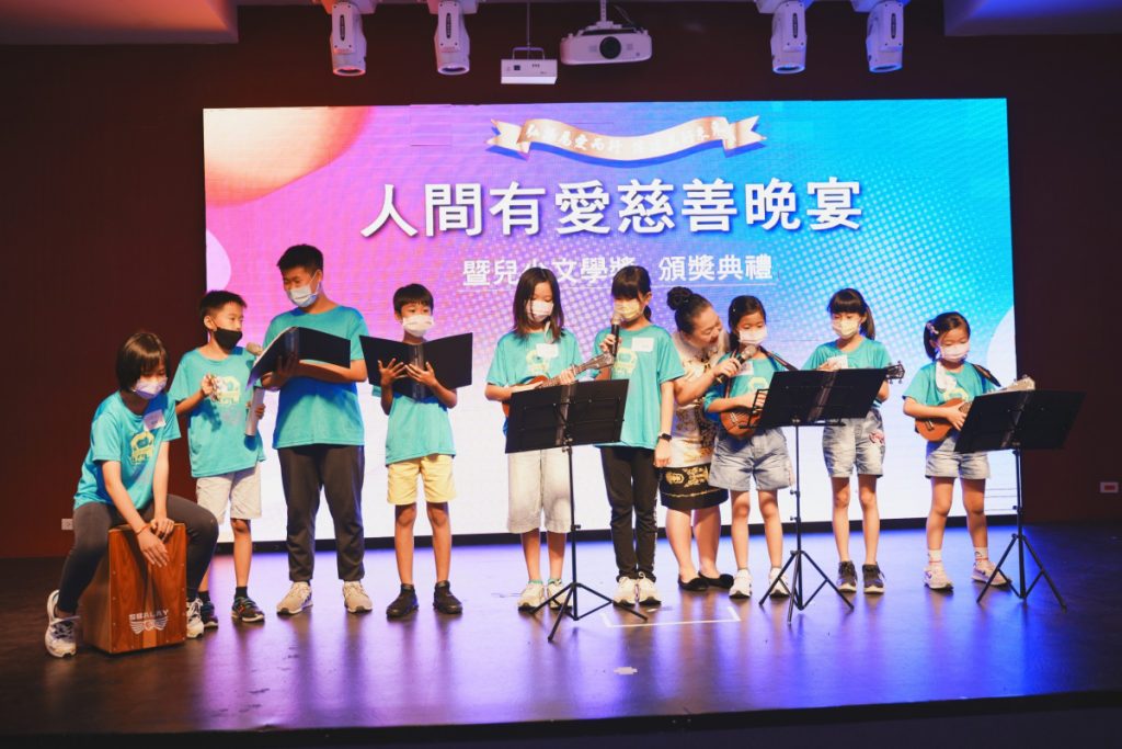 平溪十分國小上台演奏