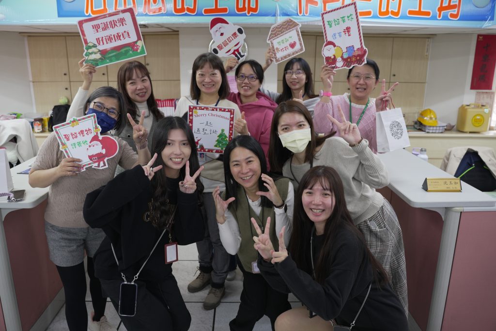 ▲程曦與同仁慶祝聖誕，分享快樂與祝福