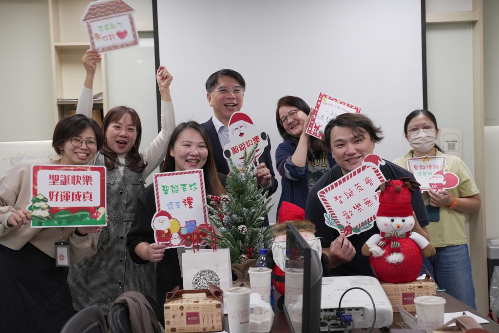 ▲程曦與同仁一起慶祝聖誕，分享快樂與祝福