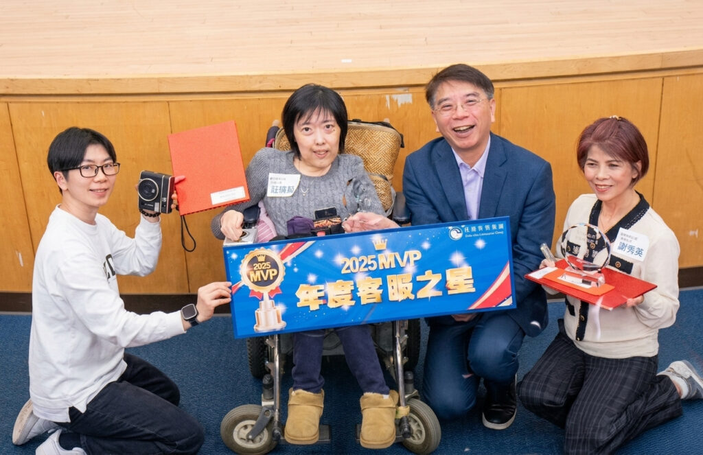 ▲程曦2025年度客服之星(左二)莊倩茹、(右一) 謝菊英