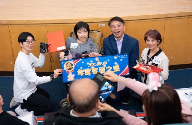 ▲程曦2025年度客服之星(左二)莊倩茹、(右一) 謝菊英