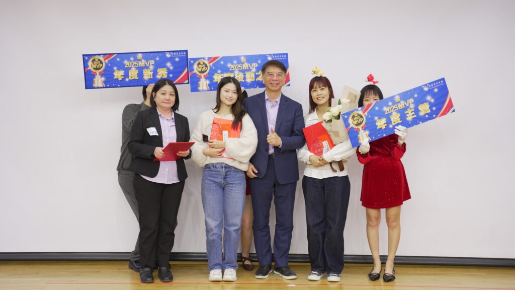 ▲程曦2025年度新秀(左一) 客服處賴郁雯、後勤之星(左二) 人力資源部江宜恩、年度主管(右二) 人資行銷部呂佳珍