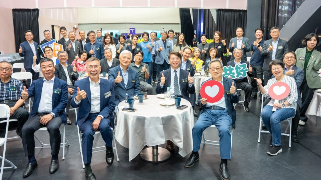 Group photo at Taiwan Renaissance Platform business networking dinner