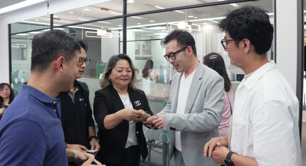 ▲點鑽商務長與參訪來賓互相交流