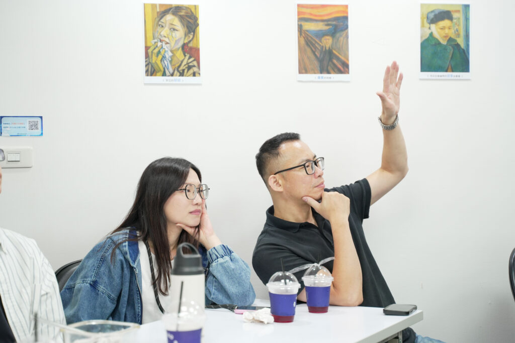 程曦AI知識微醺第二站，同仁於AI生成名畫牆前互動參與