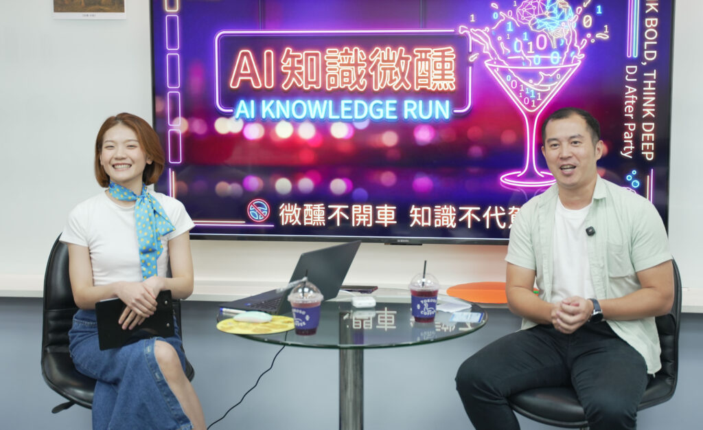 程曦AI知識微醺第二站，主持人Muscle與嘉賓貴真於霓虹風背板前對談