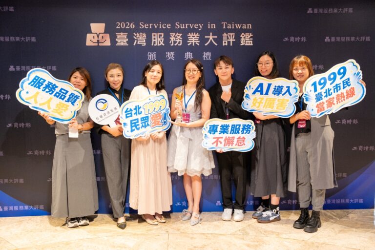 程曦資訊集團代客服處長游璧碩（左3）、市政府研考會話務組蔡組長（中）與程曦資訊服務團隊出席頒獎典禮。